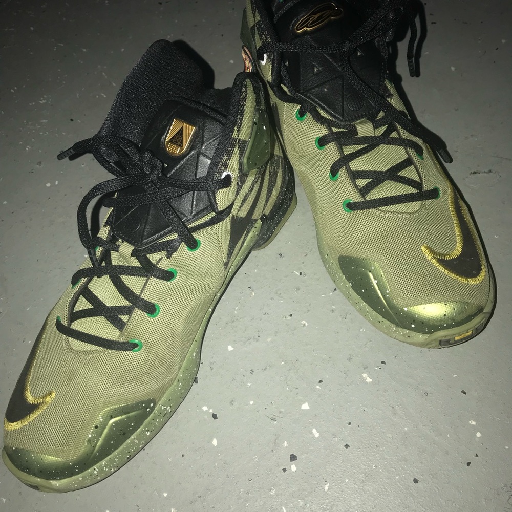NIKE LEBRON XIII